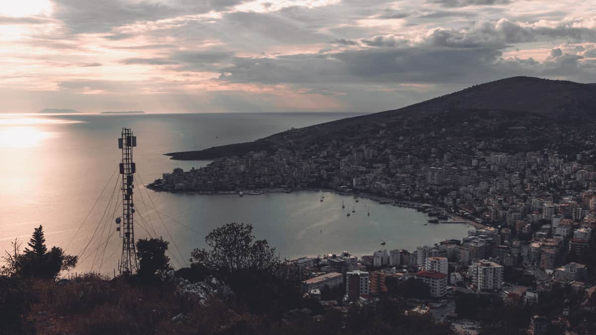 Zatoka i miasto Sarandë o zachodzie słońca, jeden z głównych rynków najmu wakacyjnego w Albanii