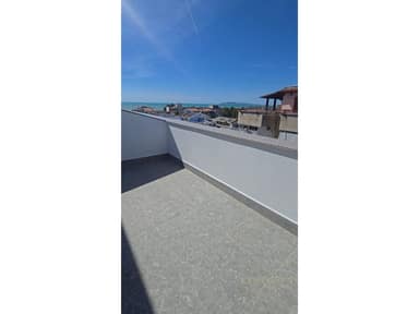 Shitet Apartament 2+1 Verande me Pamje Deti ne GOLEM,NDERTIM i Ri